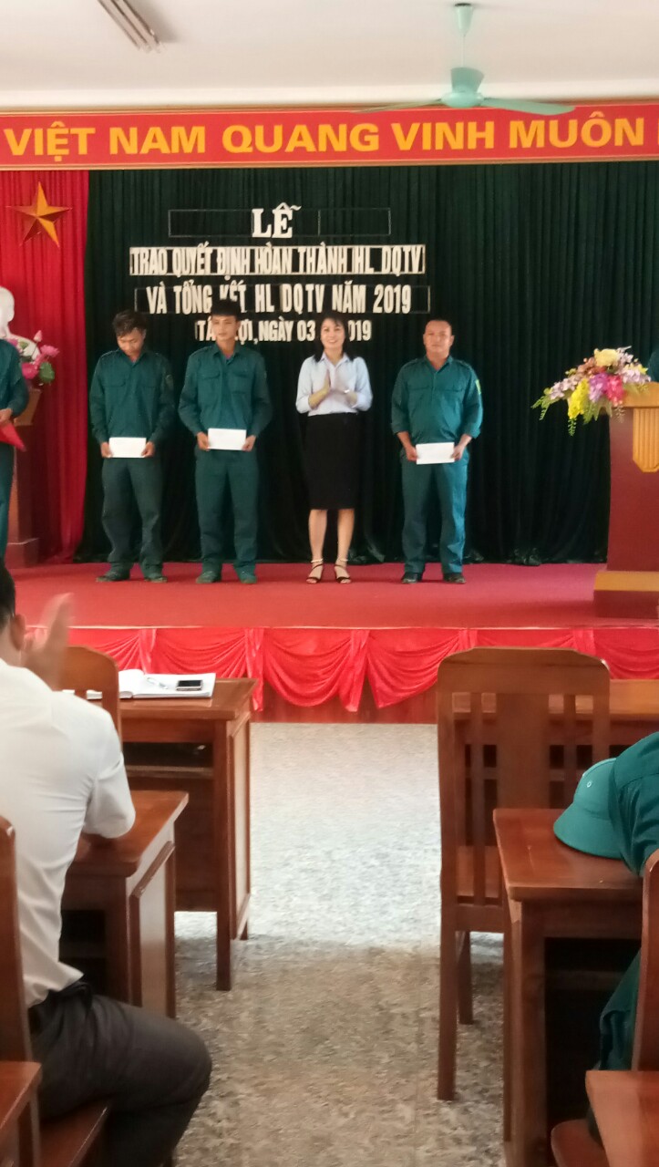 Bà Bùi Thị Tĩnh chủ tịch UBND xã Tân Lợi trao quyết định hoàn thành huấn luyện DQTV 2019