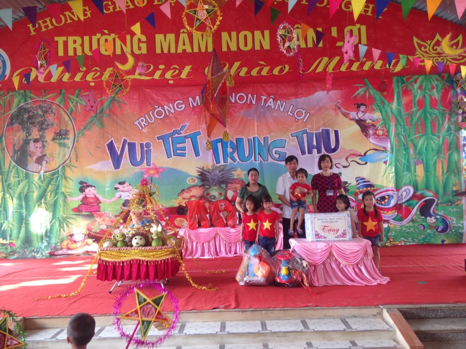 Đồng chí Nguyễn Thành Công - PCT TT HĐND huyện Đồng Hỷ tặng quà tại trương Mầm Non Tân Lợi