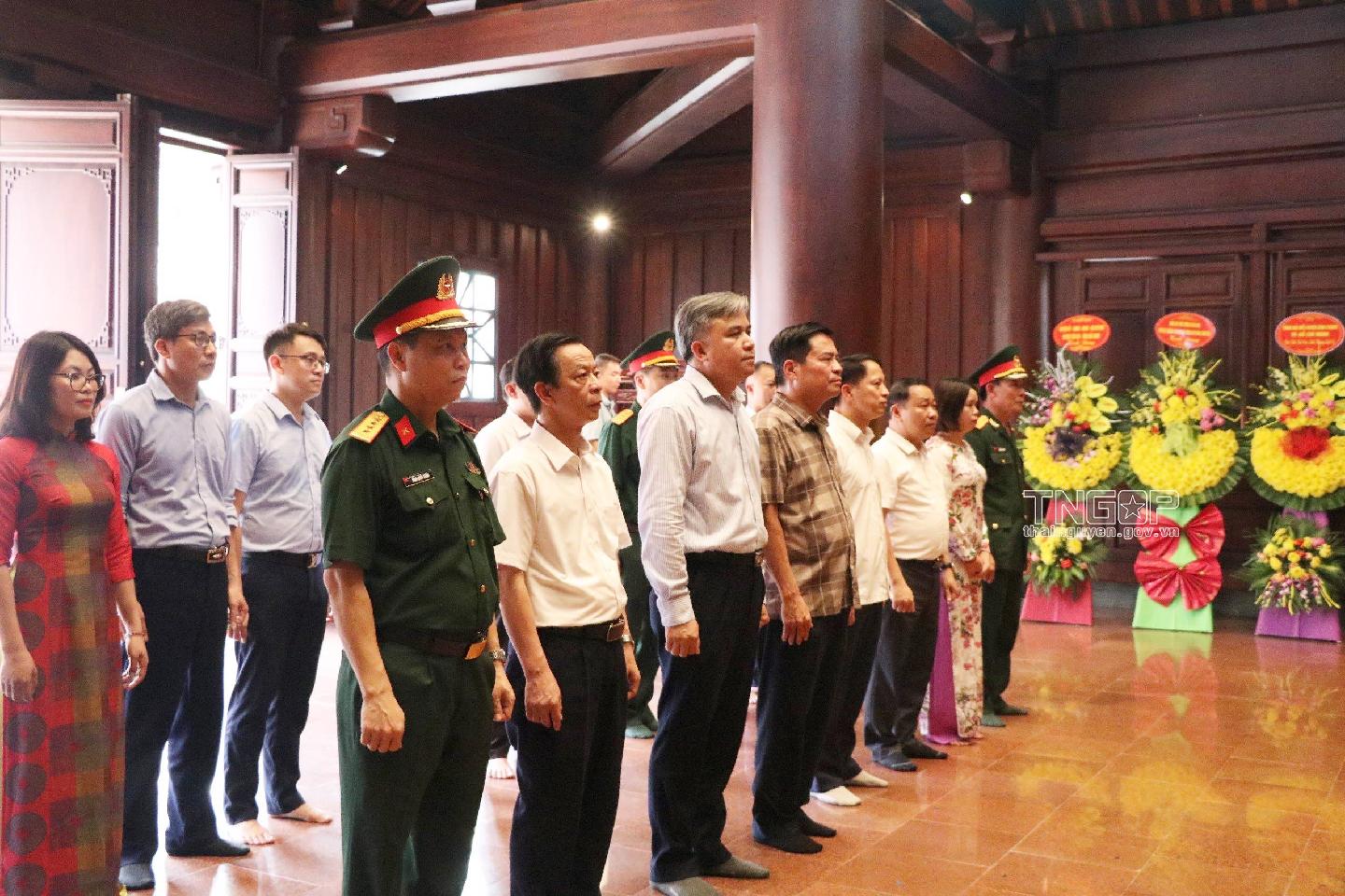 Đoàn đại biểu tỉnh Thái Nguyên dâng hương tại Đền thờ liệt sĩ Chiến trường Điện Biên Phủ