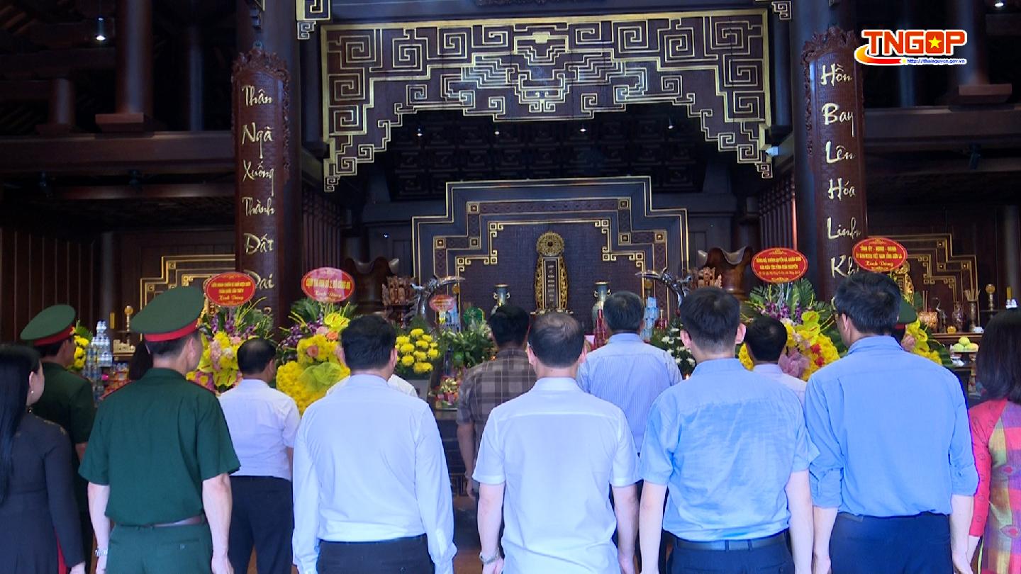 Đoàn đại biểu tỉnh Thái Nguyên dâng hương tại Đền thờ liệt sĩ Chiến trường Điện Biên Phủ