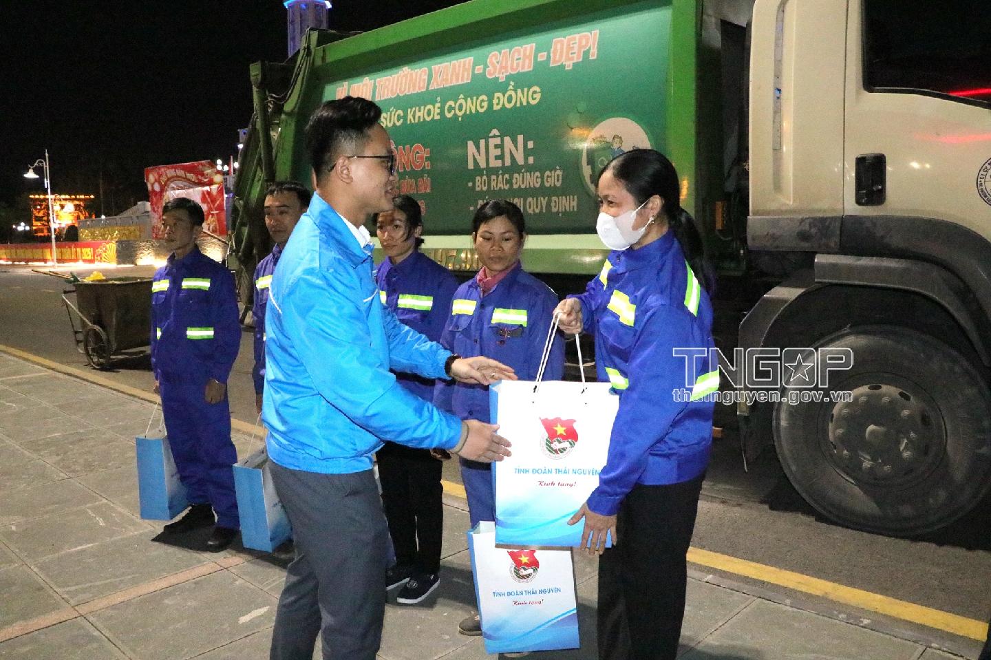 Tỉnh đoàn Thái Nguyên: Thăm, tặng quà cho công nhân lao động và cán bộ, chiến sỹ làm nhiệm vụ nhân dịp tết Nguyên đán Ất Tỵ 2025